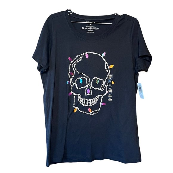 NWT Torrid Woman's Black Skull with Christmas Lights Graphic Tee Size Medium - Picture 2 of 6